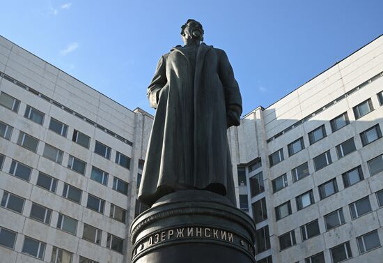Открытие памятника  Ф.Э. Дзержинскому в штаб-квартире Службы внешней разведки РФ