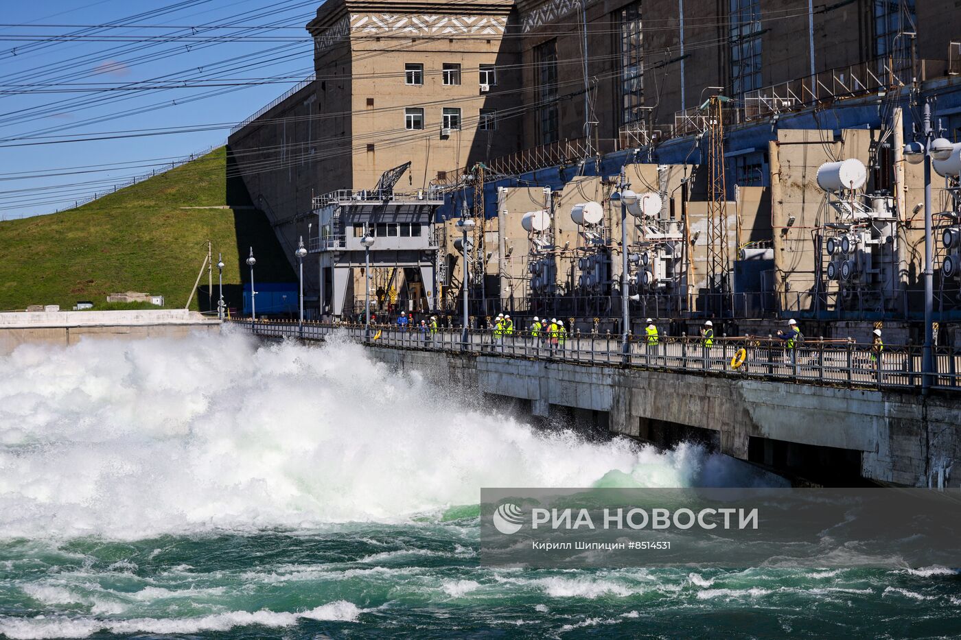 Сброс воды на Иркутской ГЭС