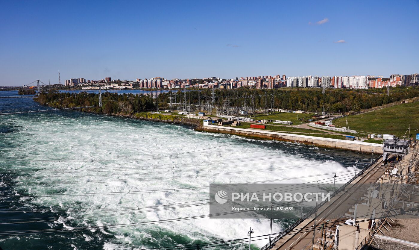 Сброс воды на Иркутской ГЭС