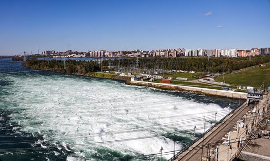 Сброс воды на Иркутской ГЭС