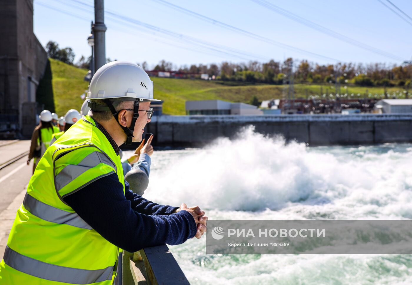 Сброс воды на Иркутской ГЭС