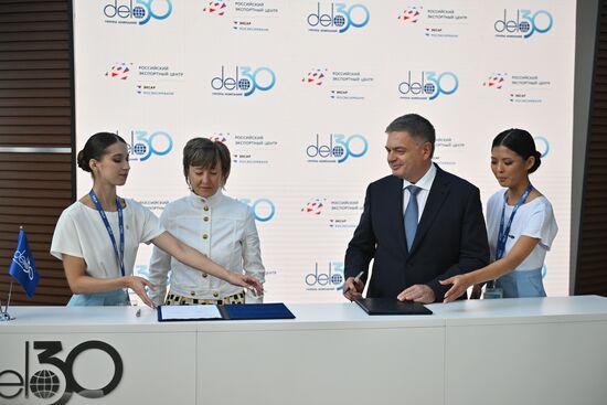 ВЭФ-2023. Подписание меморандума о взаимопонимании между АО "РЭЦ" и ООО "УК "Дело"