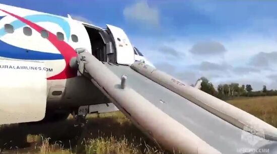 Пассажирский самолёт совершил вынужденную посадку в Новосибирской области 