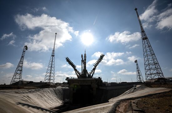 Вывоз РН "Союз-2.1а" с пилотируемым кораблем "Союз МС-24" на стартовый комплекс космодрома Байконур  