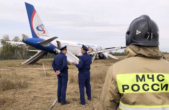 Пассажирский самолёт совершил вынужденную посадку в Новосибирской области