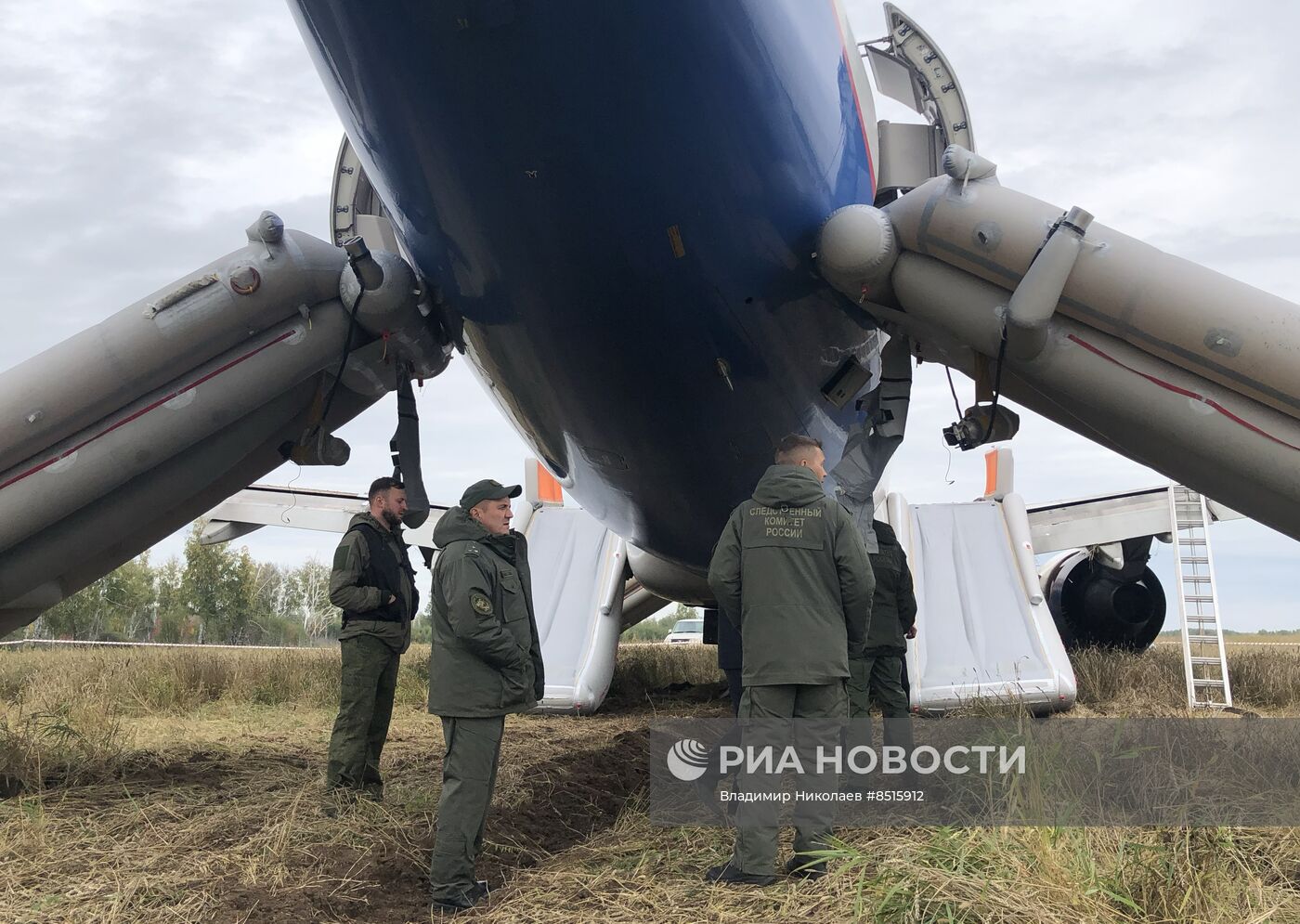 Пассажирский самолёт совершил вынужденную посадку в Новосибирской области