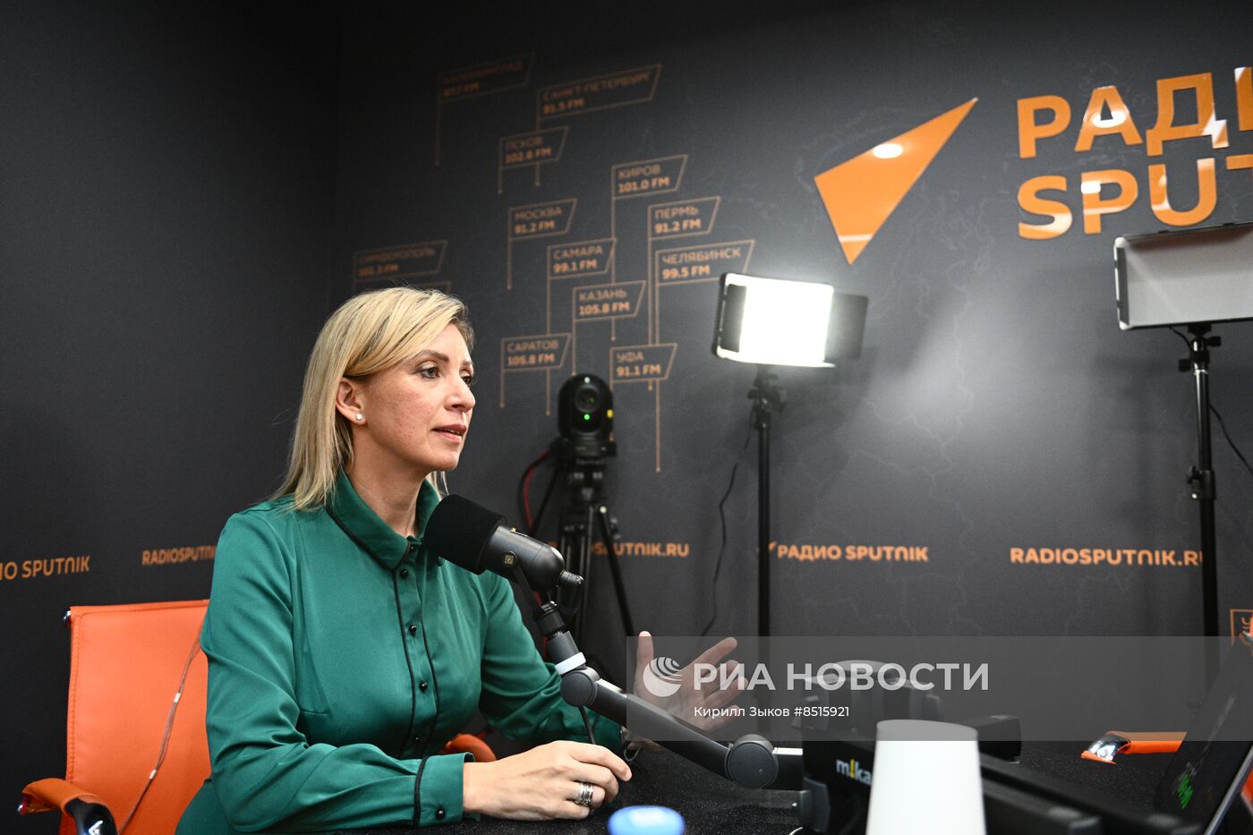 ВЭФ-2023. Работа стендов РИА Новости и радио Sputnik