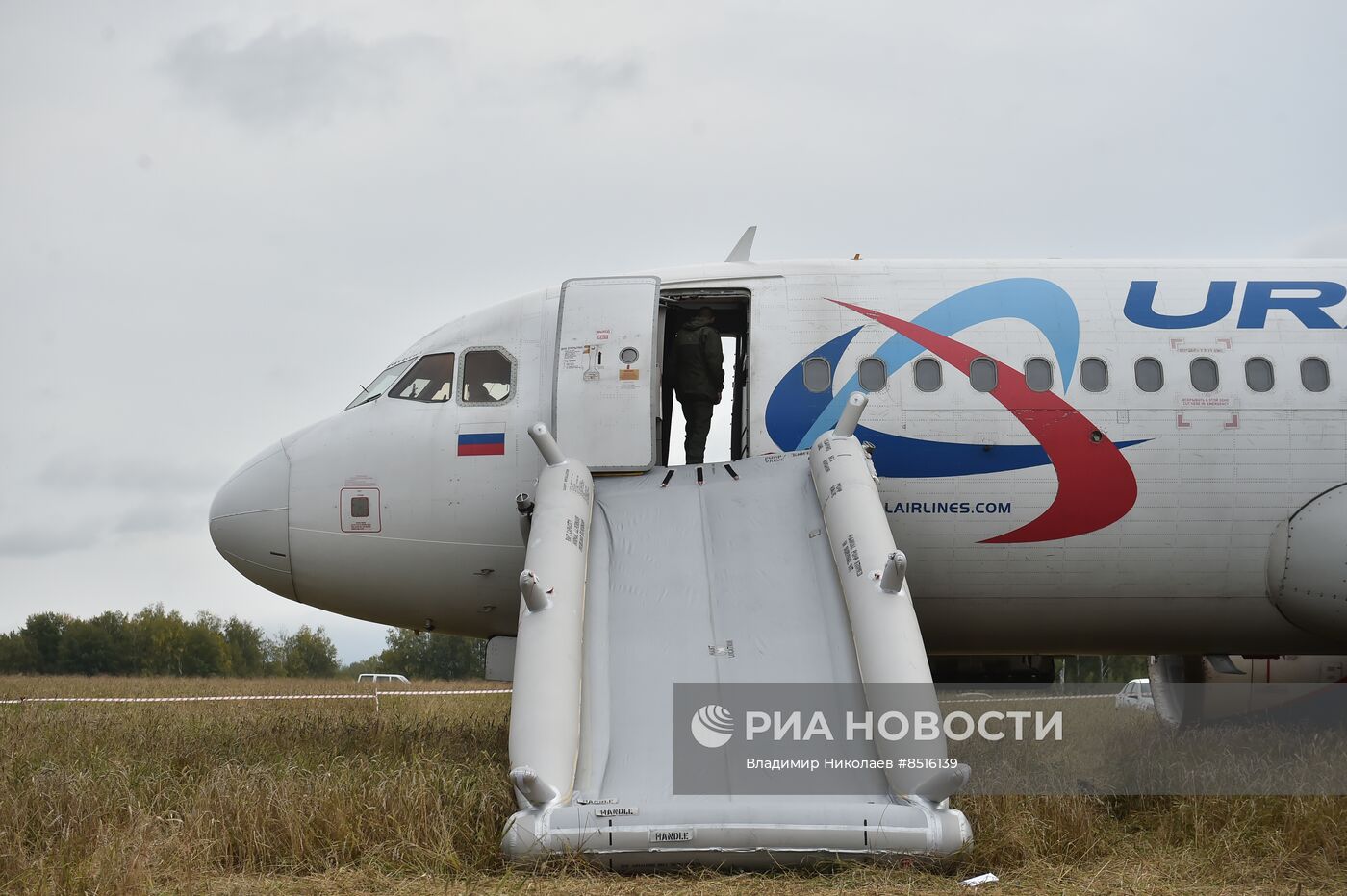 Пассажирский самолёт совершил вынужденную посадку в Новосибирской области