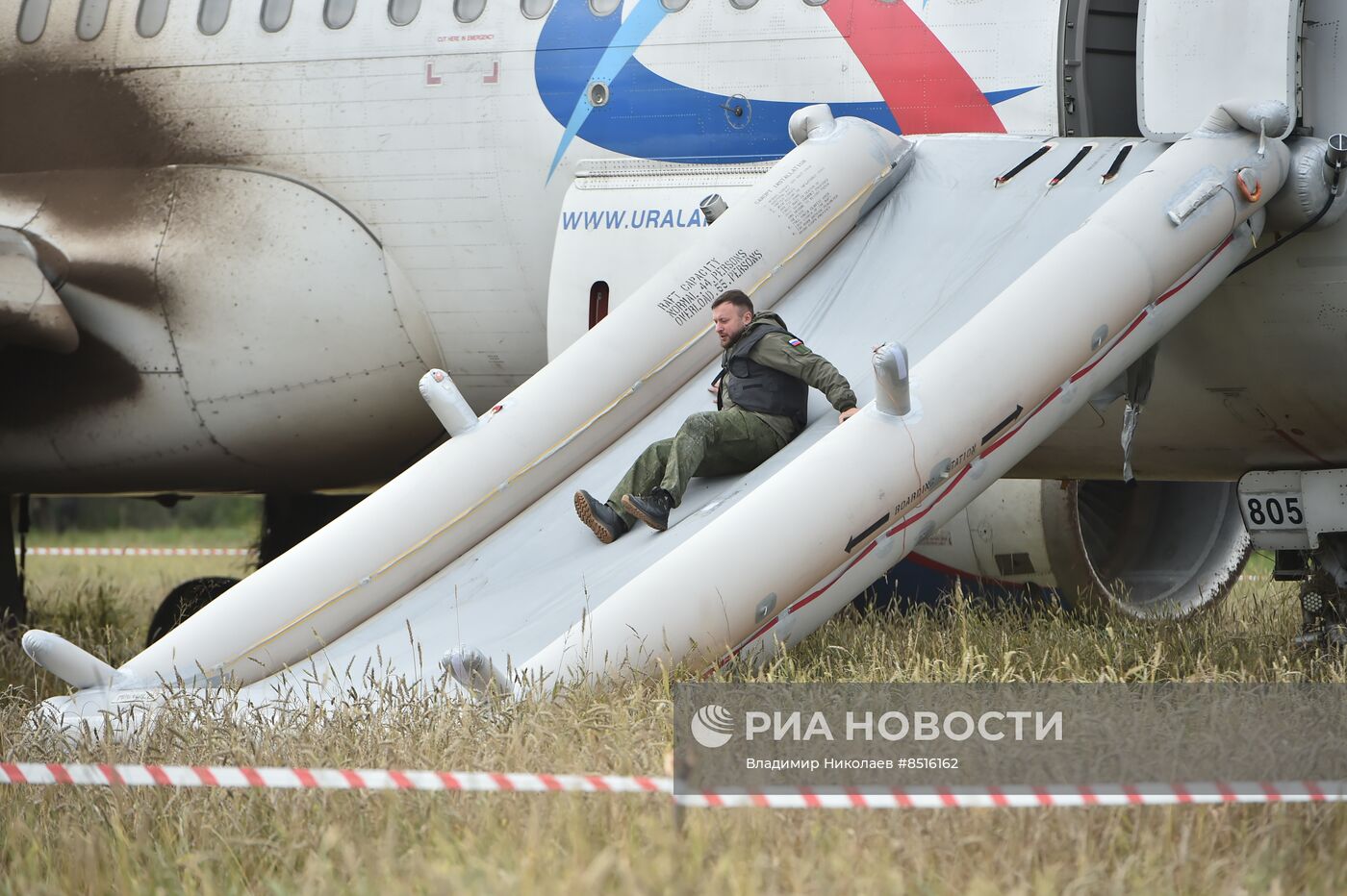 Пассажирский самолёт совершил вынужденную посадку в Новосибирской области