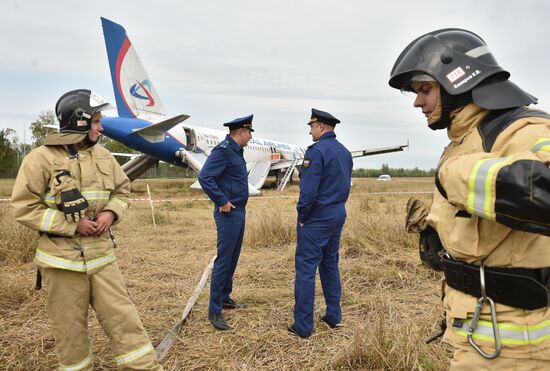 Пассажирский самолёт совершил вынужденную посадку в Новосибирской области