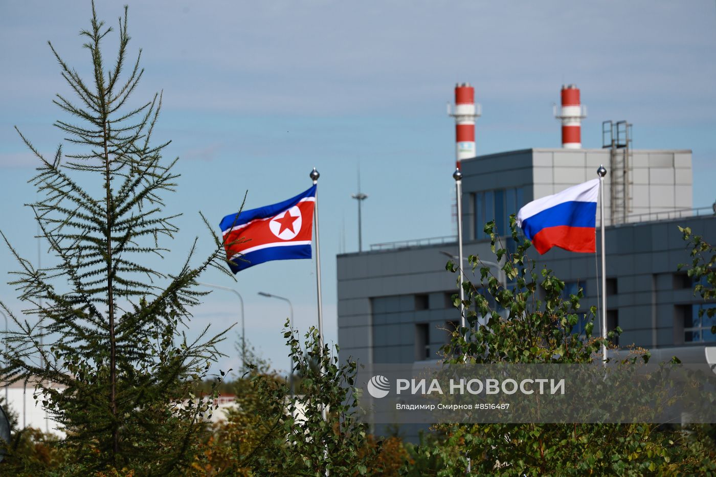 Президент РФ В. Путин посетил космодром Восточный и встретился с лидером КНДР Ким Чен Ыном