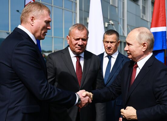 Президент РФ В. Путин посетил космодром Восточный и встретился с лидером КНДР Ким Чен Ыном