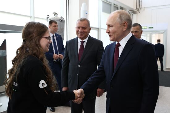 Президент РФ В. Путин посетил космодром Восточный и встретился с лидером КНДР Ким Чен Ыном