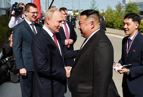 Президент РФ В. Путин посетил космодром Восточный и встретился с лидером КНДР Ким Чен Ыном