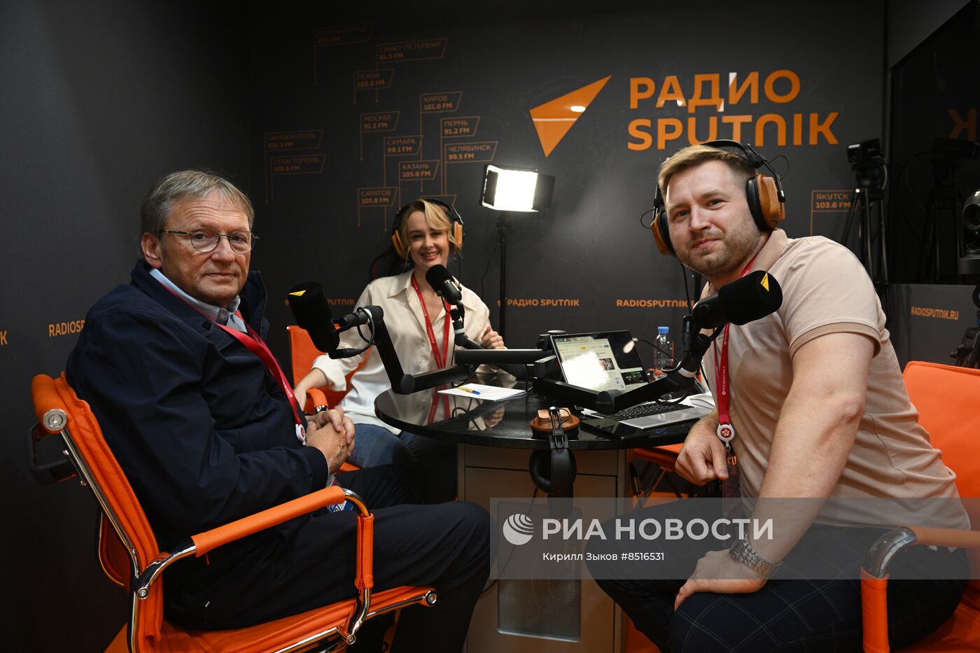 ВЭФ-2023. Работа стендов РИА Новости и радио Sputnik