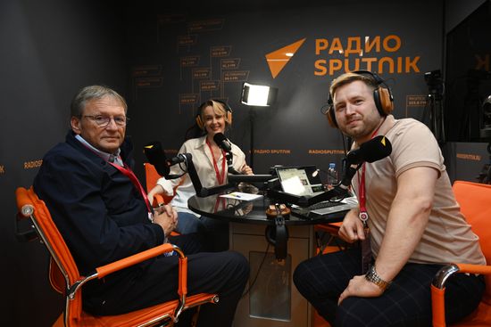 ВЭФ-2023. Работа стендов РИА Новости и радио Sputnik