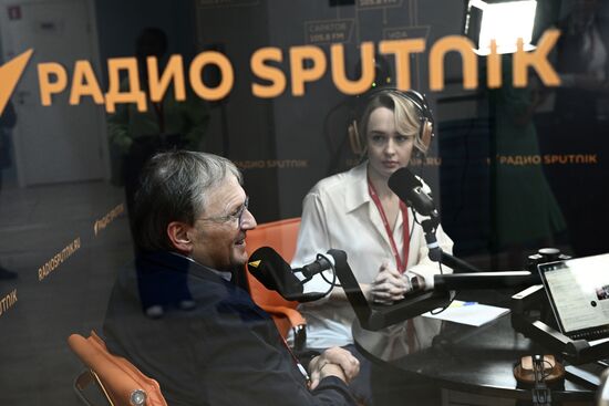 ВЭФ-2023. Работа стендов РИА Новости и радио Sputnik