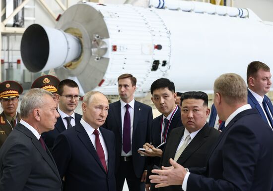Президент РФ В. Путин посетил космодром Восточный и встретился с лидером КНДР Ким Чен Ыном