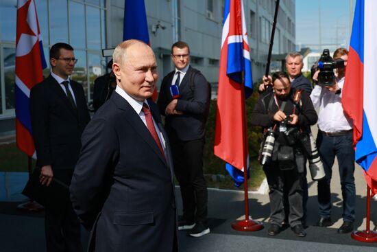 Президент РФ В. Путин посетил космодром Восточный и встретился с лидером КНДР Ким Чен Ыном