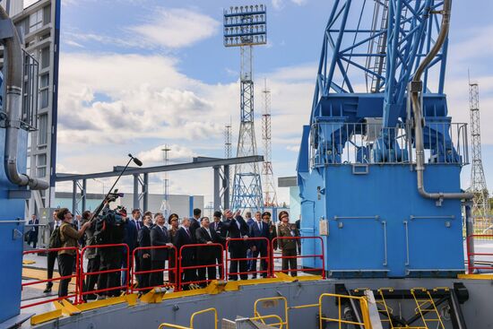 Президент РФ В. Путин посетил космодром Восточный и встретился с лидером КНДР Ким Чен Ыном