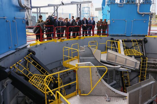 Президент РФ В. Путин посетил космодром Восточный и встретился с лидером КНДР Ким Чен Ыном