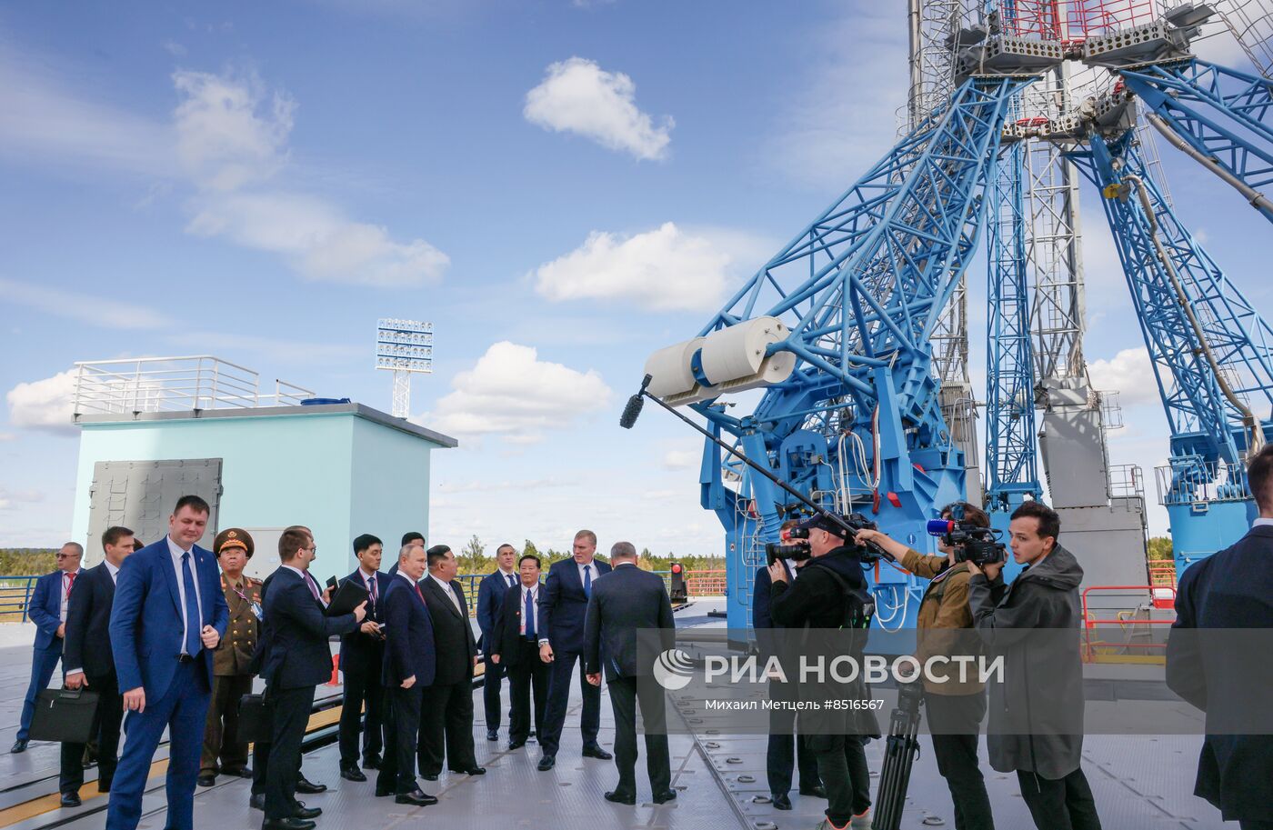 Президент РФ В. Путин посетил космодром Восточный и встретился с лидером КНДР Ким Чен Ыном