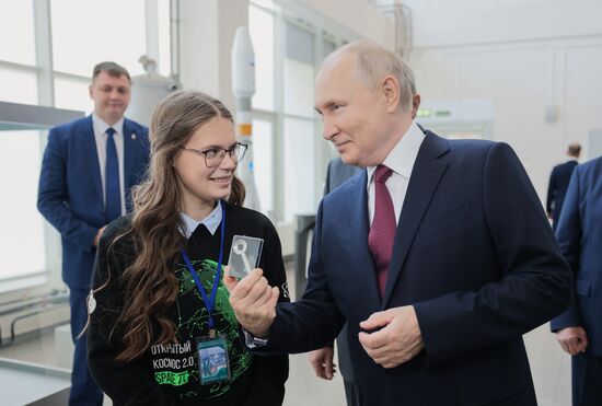 Президент РФ В. Путин посетил космодром Восточный и встретился с лидером КНДР Ким Чен Ыном