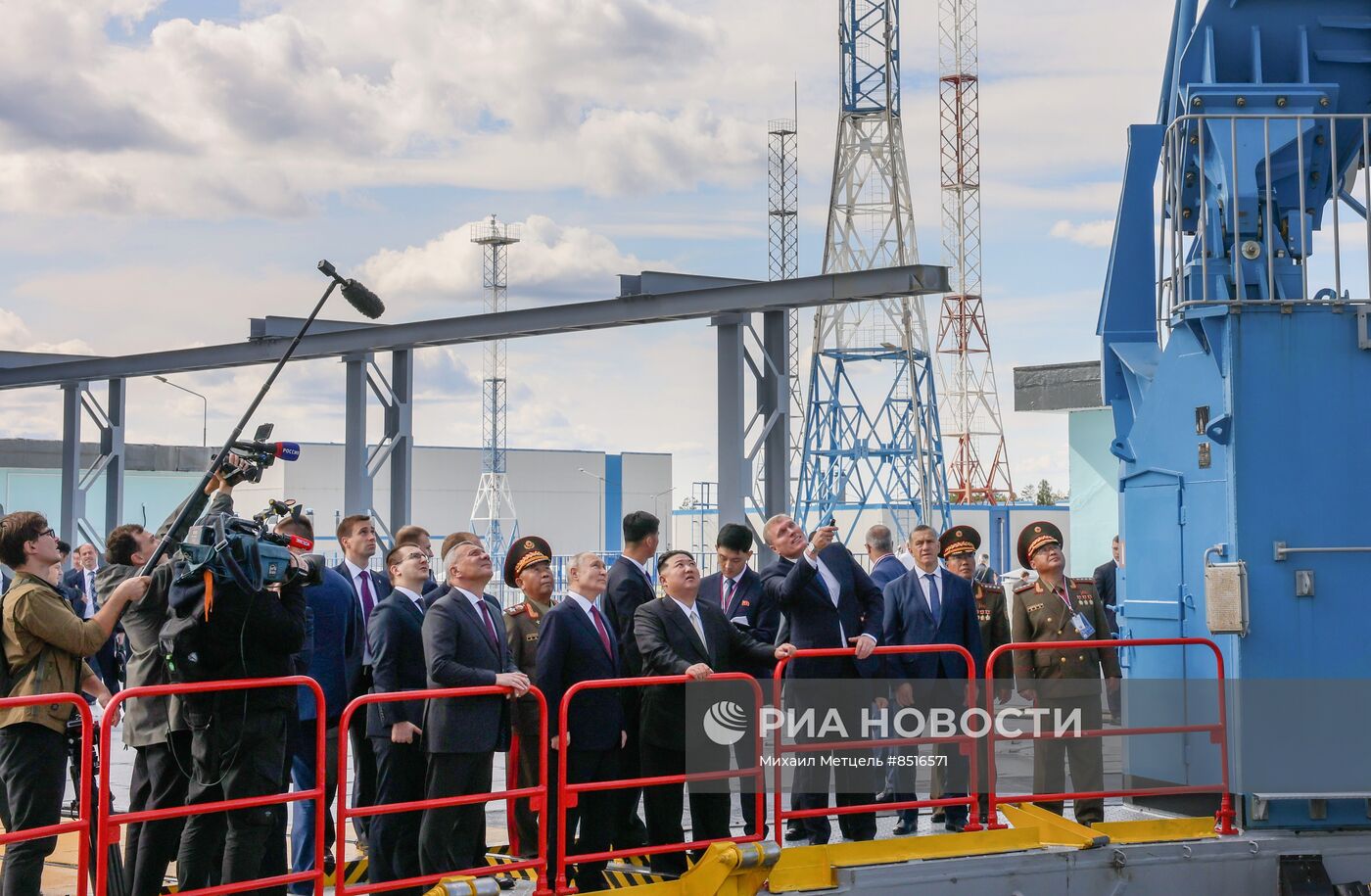Президент РФ В. Путин посетил космодром Восточный и встретился с лидером КНДР Ким Чен Ыном