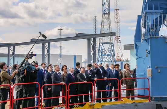 Президент РФ В. Путин посетил космодром Восточный и встретился с лидером КНДР Ким Чен Ыном
