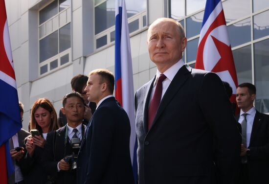 Президент РФ В. Путин посетил космодром Восточный и встретился с лидером КНДР Ким Чен Ыном
