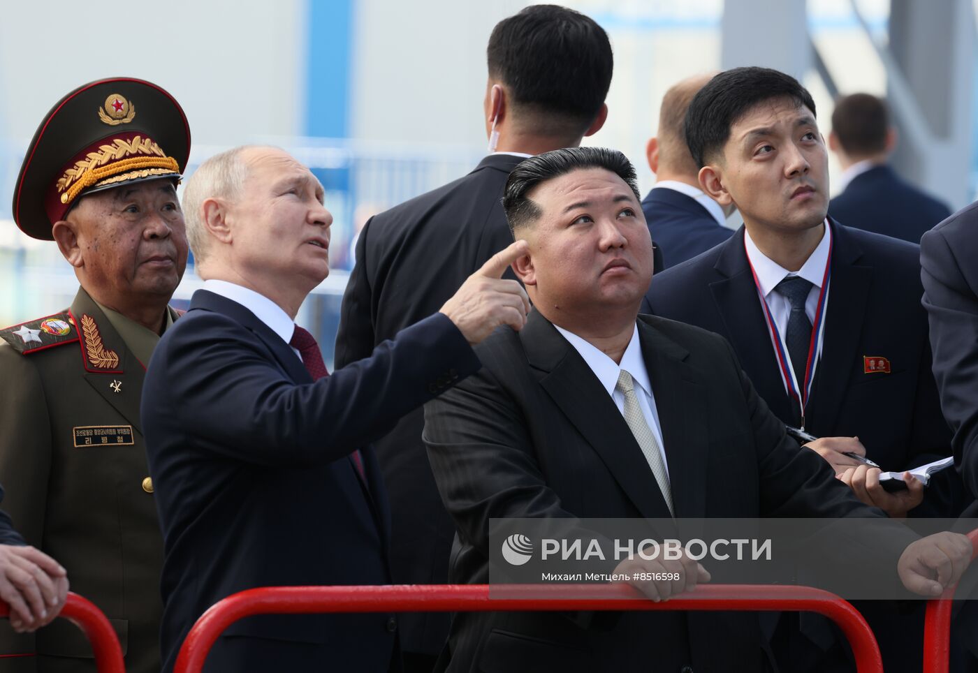Президент РФ В. Путин посетил космодром Восточный и встретился с лидером КНДР Ким Чен Ыном