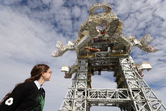 Президент РФ В. Путин посетил космодром Восточный и встретился с лидером КНДР Ким Чен Ыном