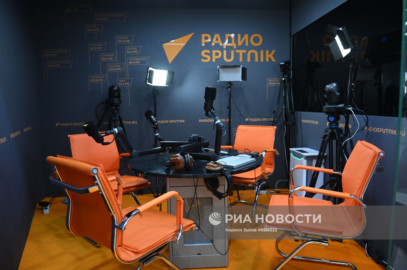 ВЭФ-2023. Работа стендов РИА Новости и радио Sputnik