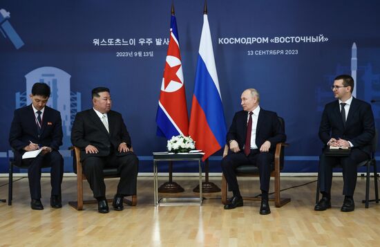 Президент РФ В. Путин посетил космодром Восточный и встретился с лидером КНДР Ким Чен Ыном