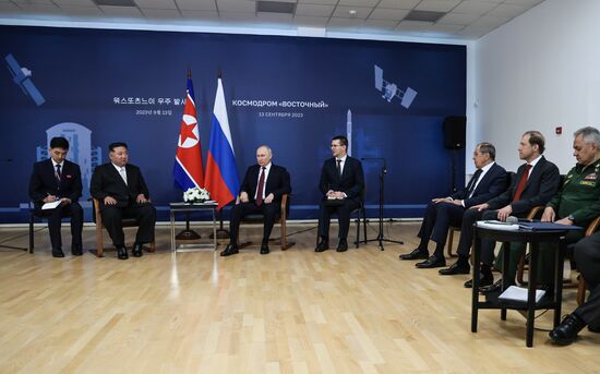 Президент РФ В. Путин посетил космодром Восточный и встретился с лидером КНДР Ким Чен Ыном