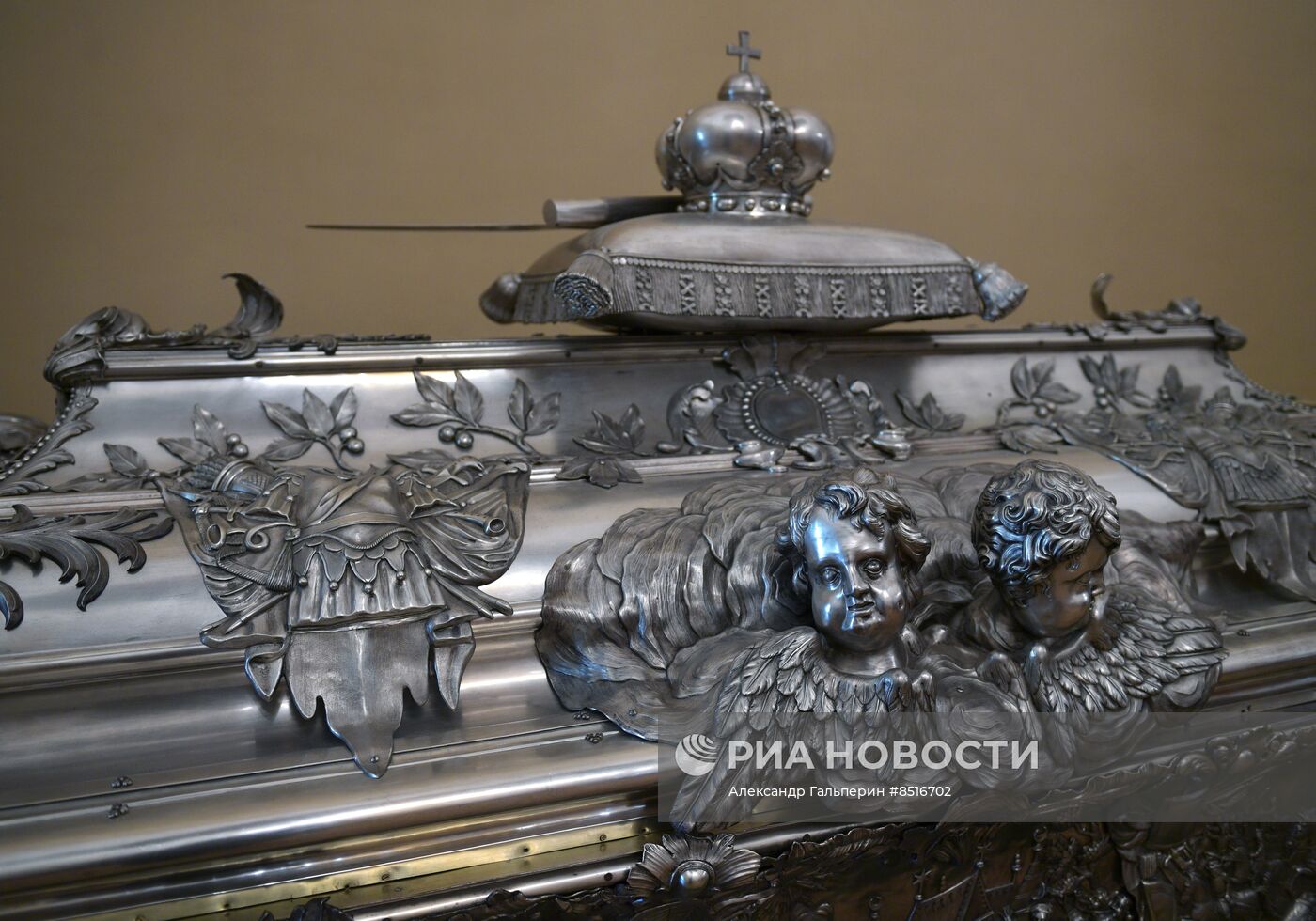 Раку с мощами Александра Невского установили в Благовещенской церкви