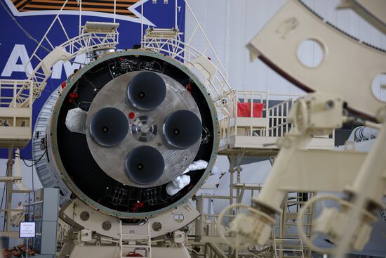 Президент РФ В. Путин посетил космодром Восточный и встретился с лидером КНДР Ким Чен Ыном