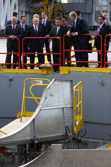 Президент РФ В. Путин посетил космодром Восточный и встретился с лидером КНДР Ким Чен Ыном