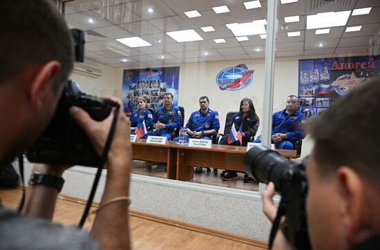 Предстартовая пресс-конференция экипажа корабля "Союз МС-24" на Байконуре 