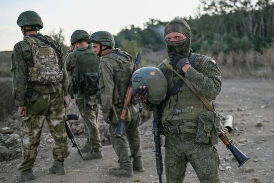 Занятия по тактико-огневой подготовке новобранцев в ЛНР