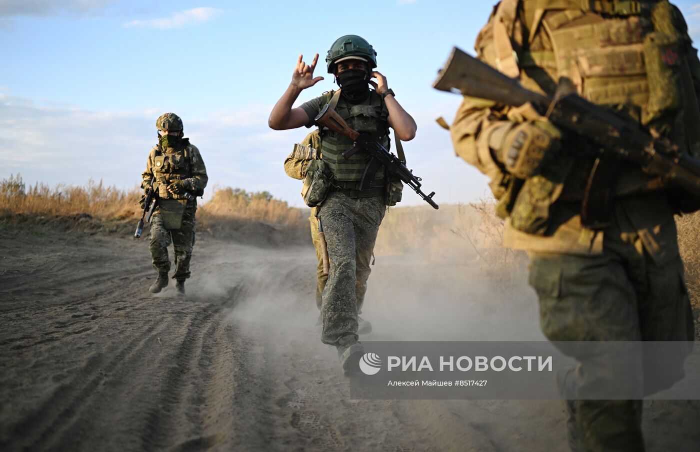 Занятия по тактико-огневой подготовке новобранцев в ЛНР