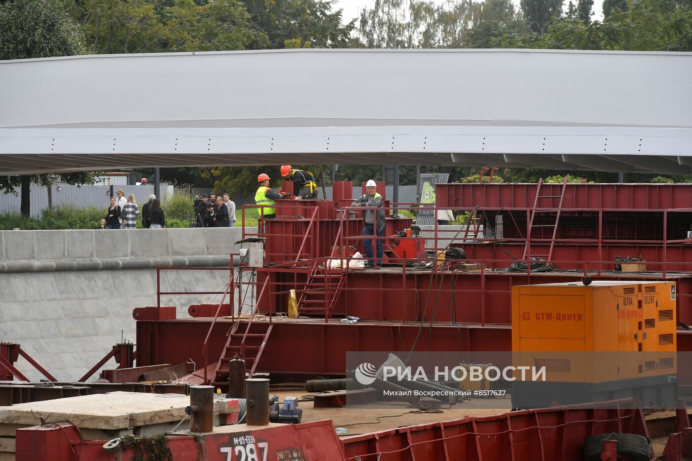 Завершена установка моста, соединяющего остров Балчуг с Парком Горького и "Музеоном"