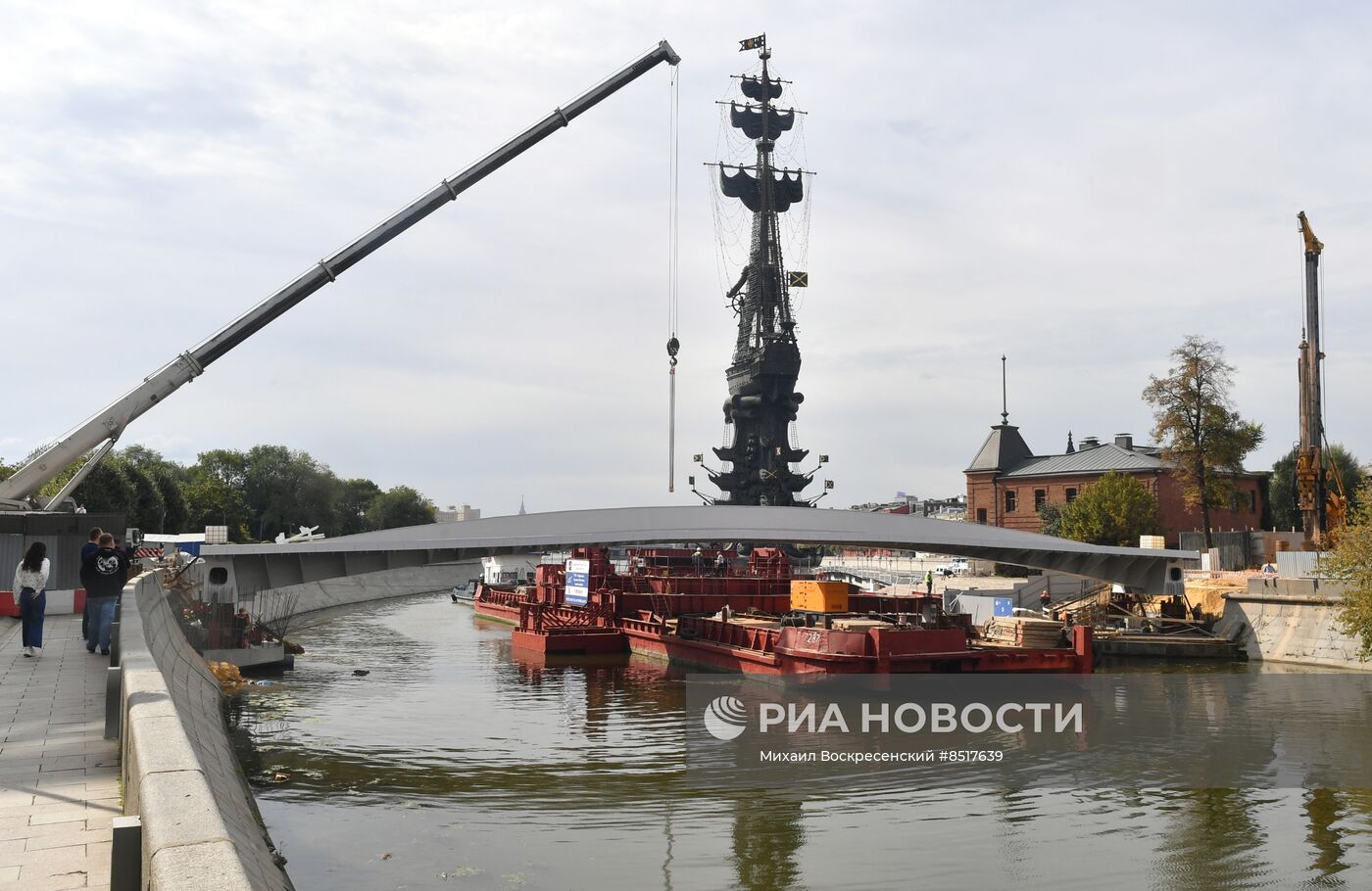 Завершена установка моста, соединяющего остров Балчуг с Парком Горького и "Музеоном"