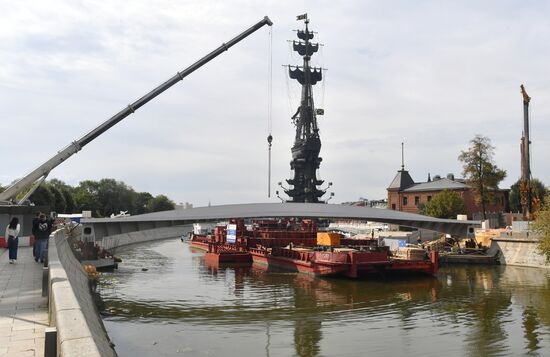 Завершена установка моста, соединяющего остров Балчуг с Парком Горького и "Музеоном"