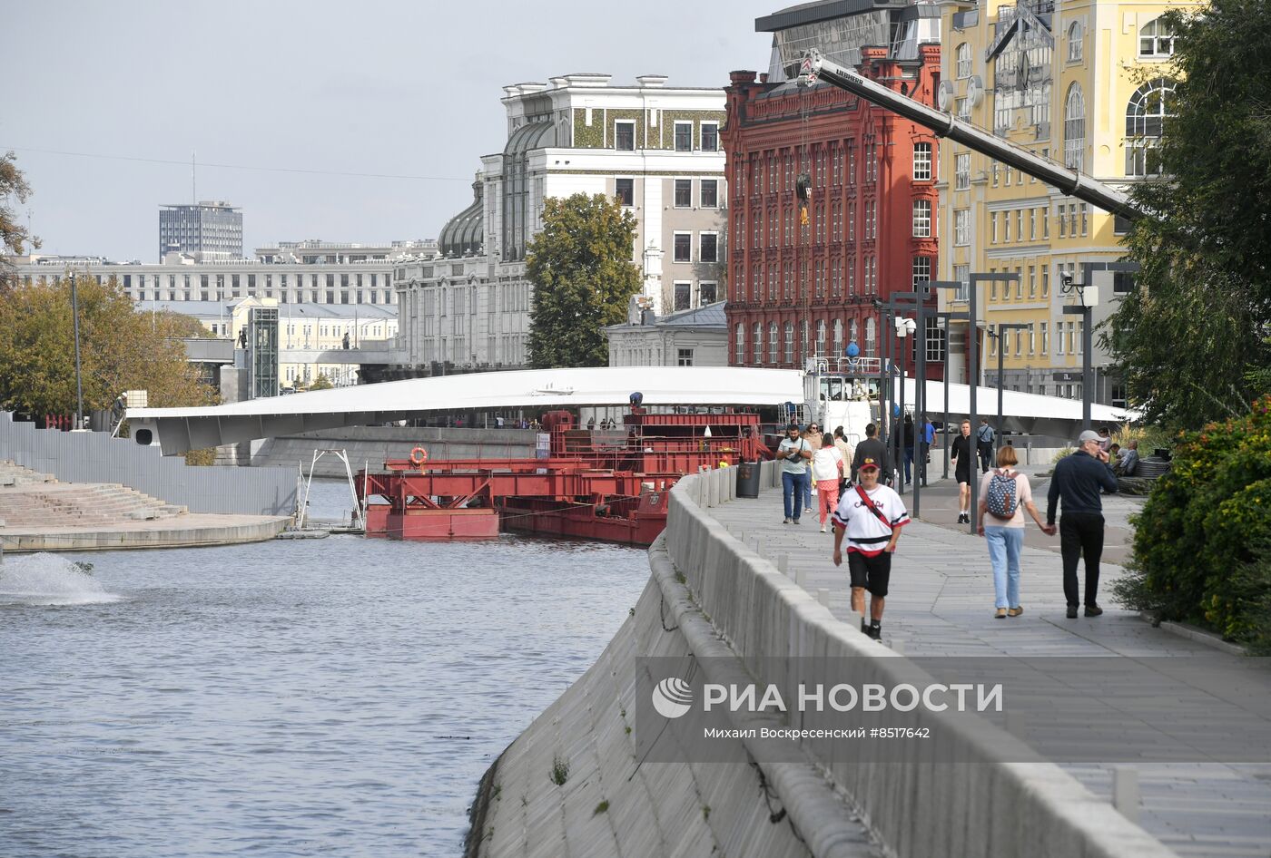 Завершена установка моста, соединяющего остров Балчуг с Парком Горького и "Музеоном"