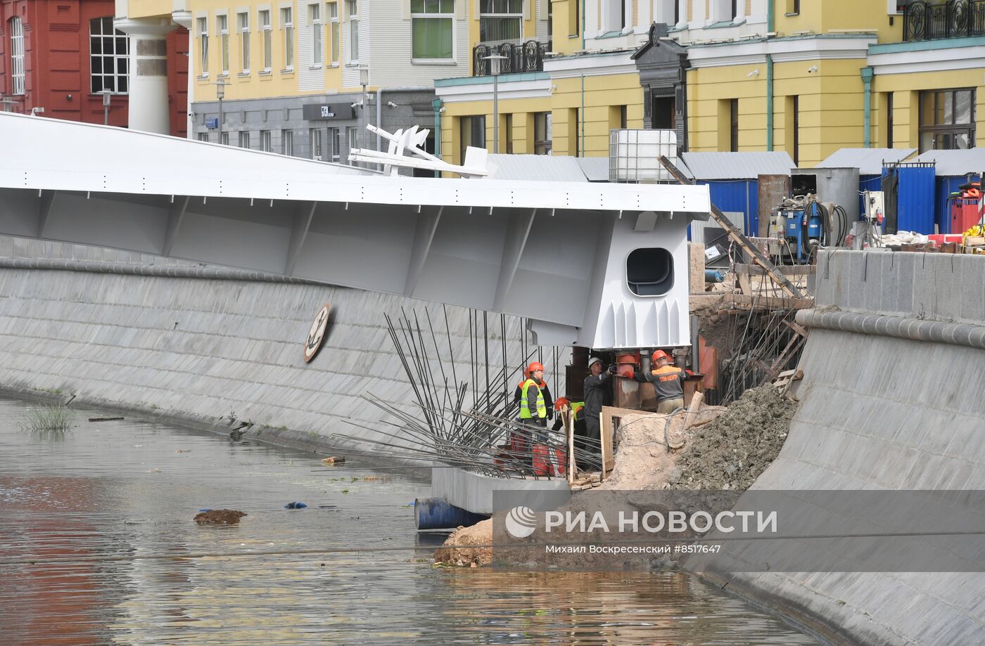 Завершена установка моста, соединяющего остров Балчуг с Парком Горького и "Музеоном"