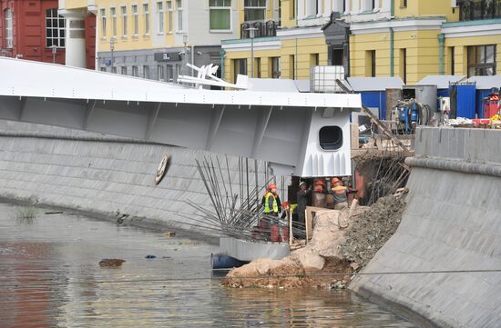 Завершена установка моста, соединяющего остров Балчуг с Парком Горького и "Музеоном"