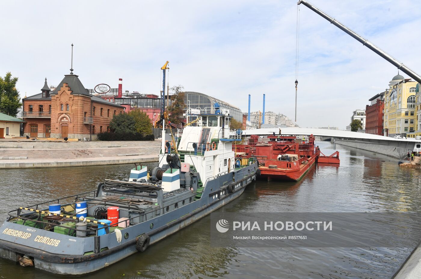 Завершена установка моста, соединяющего остров Балчуг с Парком Горького и "Музеоном"