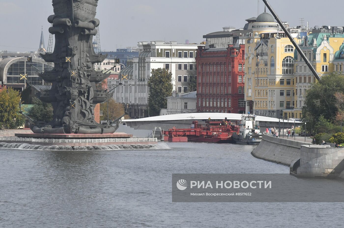 Завершена установка моста, соединяющего остров Балчуг с Парком Горького и "Музеоном"