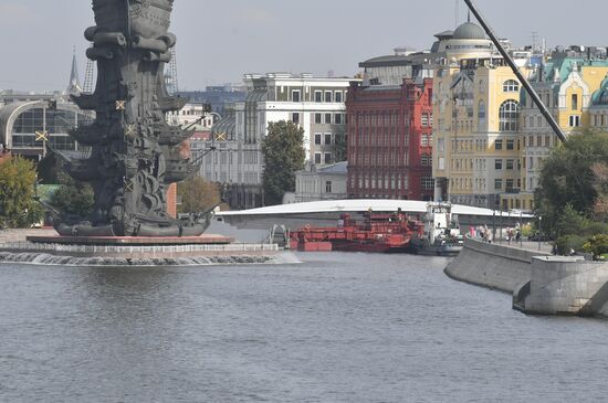 Завершена установка моста, соединяющего остров Балчуг с Парком Горького и "Музеоном"